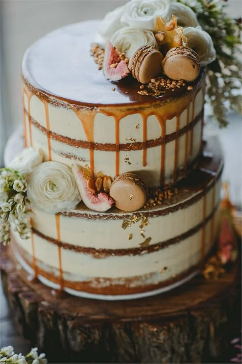 Rustic style wedding drip wedding cake idea with French macarons, fresh figs and caramel sauce. Vintage Pasta, Cake With Flowers, Confetti Cake, Naked Cakes, Chocolate Wedding Cake, Fall Wedding Cakes, Traditional Cakes, Cake Trends