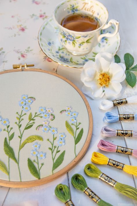 Digital Embroidery Patterns, Forget Me Nots, Embroidery Patterns Free, Embroidery For Beginners, Christmas Embroidery, Flowers Plants, Embroidery Inspiration, Modern Cross Stitch, Embroidery Techniques