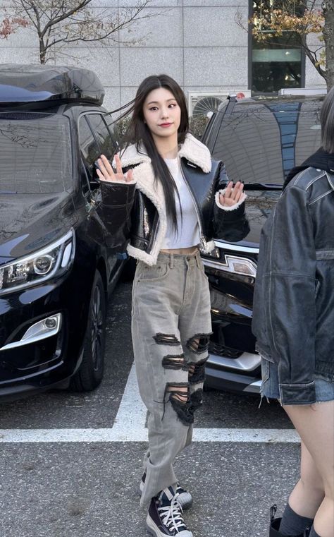 Yeji Ropa Shabby Chic, Airport Fashion Kpop, Flamboyant Natural, Idol Fashion, Bratz Inspired Outfits, Hwang Yeji, Daily Outfit Inspiration, Kpop Fashion Outfits, Girly Fashion