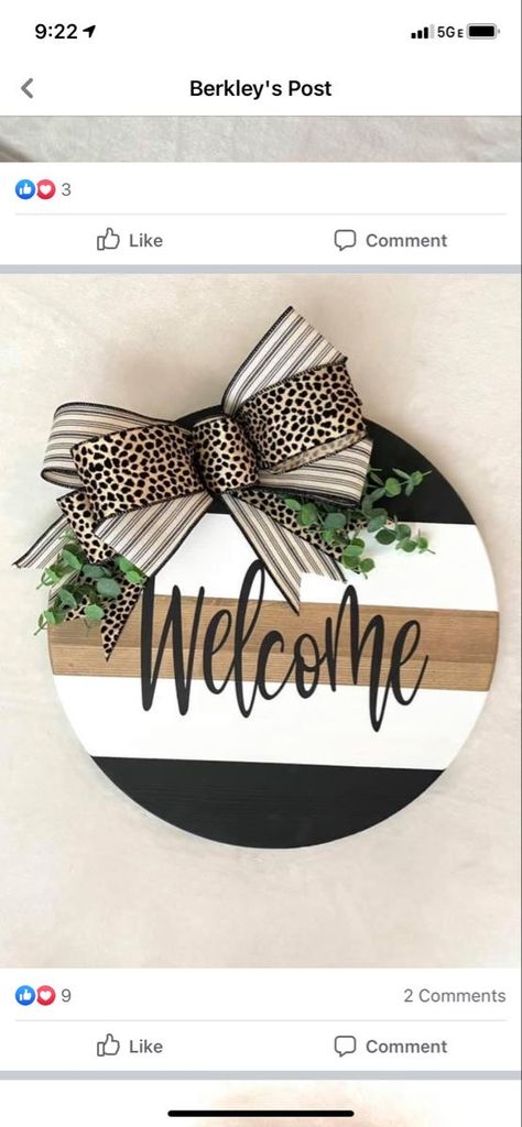 Diy Wooden Round Sign, Diy Wooden Wreaths For Front Door, Circle Signs Wooden Diy Christmas, Diy Circle Sign, Wood Rounds Signs, Circle Board Ideas, Wooden Circle Door Signs, Holiday Circle Wood Signs, Circle Board Signs