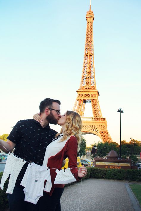 Baby announcement in Paris with the Eiffel Tower Paris Pregnancy Announcement, Toddler Bedroom Playroom, Pregancy Announcement, Bump Photoshoot, Baby Bump Photoshoot, Paris Photo Ideas, Gender Announcement, Pregnancy Announcement Photoshoot, Pregnancy Gender