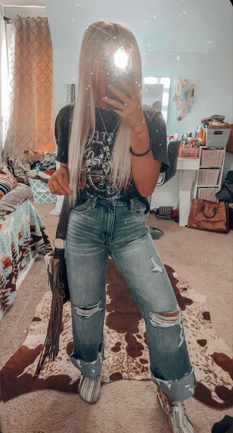 Western Fashion Midsize, Cute Outfit With Black Boots, Lounge Western Outfits, Cute Casual Cowgirl Outfits, Western Fits Casual, Outfit Ideas Southern, Western Chill Outfits, Outfits With Rockies Jeans, Straight Leg Jeans Outfits Country