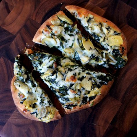 Spinach and Artichoke Flat Bread Pizza - why not have this delicious appetizer in the form of a pizza? Artichoke Pizza, Lean Cuisine, Bread Pizza, Flatbread Recipes, Flat Bread, Flatbread Pizza, Idee Pasto Sano, Pizza Bread, A Pizza