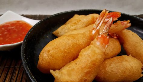 Les beignets de crevettes asiatiques sont préparés avec des crevettes décortiquées, trempées dans un appareil à beignet à la levure chimique et frites. Beignets, Dresser, Meat