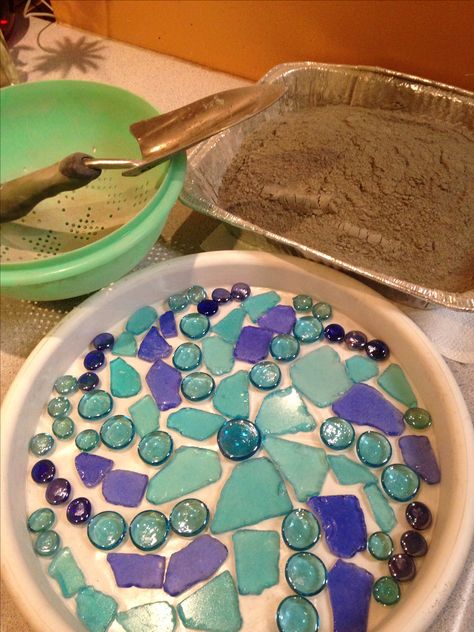 Garden Stepping Stones DIY Garden Stepping Stones Diy, Stepping Stone Ideas, Concrete Stepping Stones, Stepping Stones Diy, Mosaic Stepping Stones, Stone Ideas, Gravel Patio, Decoration Shabby, Garden Stepping Stones