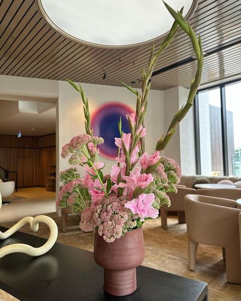 Gladioli Flower Arrangements, Floral Interior Design, Aesthetic Flower Arrangement Vase, Gladiolus Flower Arrangements, Eclectic Floral Arrangement, Gladiolus Arrangements, Hydrangea Floral Installation, Pink Floral Installation, Whimsical Pink Flower Arrangement