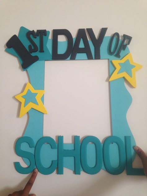 1st Day of School frame :) 1st Day At School Frame, Montessori Projects, First Day At Nursery, First Day Of School Pictures, Kindergarden Activities, School Frame, Welcome Card, Picture Frame Decor, Back To School Crafts