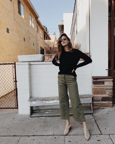 47.2k Followers, 1,353 Following, 1,910 Posts - See Instagram photos and videos from Ally Walsh (@allylwalsh) Ally Walsh, Olive Pants Outfit, Pijamas Women, Look Jean, Olive Pants, Mode Instagram, Chique Outfits, Mode Casual, School Looks