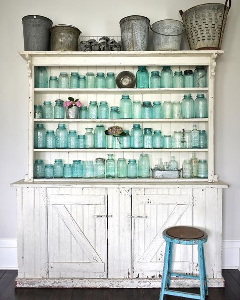 So...I collect ball jars.😂 I'm sure you all know this already. If I had to guess I'd say it began about ten years ago. I started with a… Rustic White Furniture, Vintage Decorating Ideas, Vintage Decorating, Vintage Mason Jars, Vintage Industrial Decor, Farmhouse Remodel, Primitive Kitchen, Ball Jars, Modern Farmhouse Kitchens