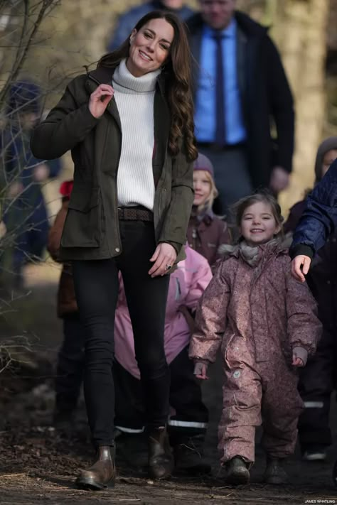 Kate Middleton's Blundstone Boots - brown Chelsea ankle boots Brown Chelsea Boots Outfit, Chelsea Boots Outfit, Blundstone Boots, Kate Middleton Outfits, Hunting Jacket, Middleton Style, Hunting Jackets, Kate Middleton Style, Stylish Work Outfits