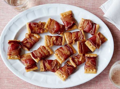 Ree Drummond's Holiday Bacon Appetizers #Thanksgiving #ThanksgivingFeast #Apps Holiday Bacon Appetizers, Easy Thanksgiving Recipes Appetizers, Bacon Recipes Appetizers, Best Thanksgiving Appetizers, Crackers Appetizers, Thanksgiving Appetizers Easy, Healthy Asian, Thanksgiving Appetizer Recipes, Bacon Appetizers