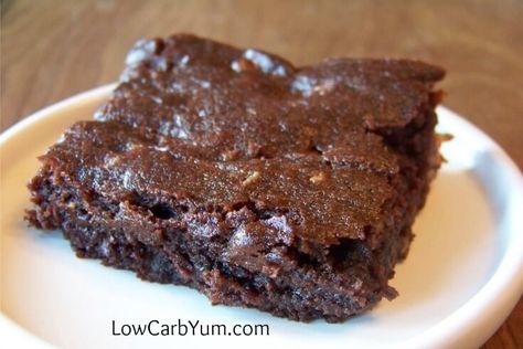 Low Carb Brownies - Gluten Free Option | Low Carb Yum Low Carb Fudge, Carbquik Recipes, Paleo Brownies, Low Carb Backen, Low Carb Brownies, Blackstrap Molasses, Fudgy Brownie, Fudge Brownie, No Carb Recipes