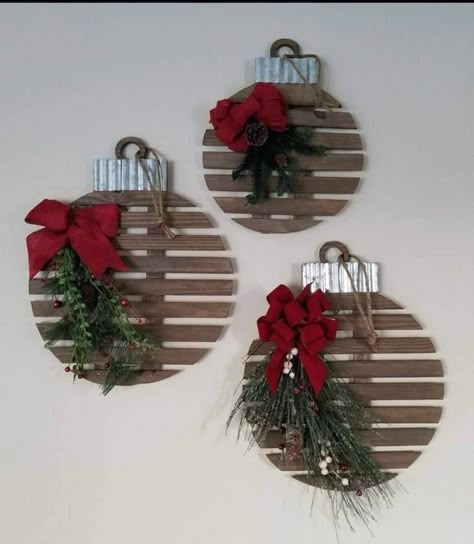 Rustic Christmas Ornaments, Wooden Christmas Decorations, Pallet Christmas, Simple Christmas Decor, Christmas Decorations Diy Outdoor, Diy Christmas Decorations Easy, Christmas Wood Crafts, Christmas Kids, Wooden Christmas Ornaments