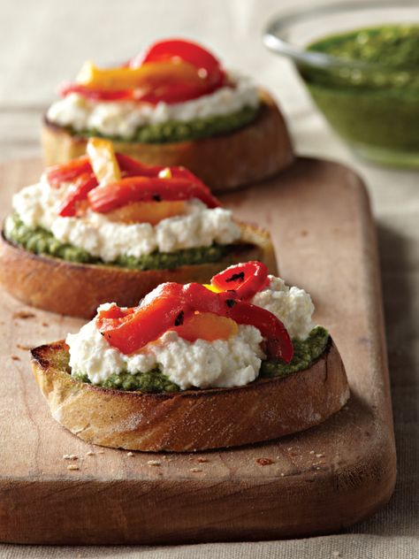 #Ricotta crostini with #basilpesto and roasted red peppers Mozzarella Crostini, Crostini With Ricotta, Roasted Pepper Recipes, Ricotta Crostini, Crostini Appetizers, Pepperocini Recipes, Grilled Bread, Appetizer Bites, Roasted Red Pepper