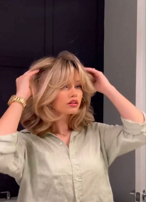 90s Shoulder Length Hair With Bangs, 90s Layer Haircut Short, 90s Bob With Fringe, 90s Blowout Layers Medium Length, 90s Haircuts Bangs, Long 90s Bob, Short Layered Blowout, Haircut Trends 2025, Jaw Length Curtain Bangs