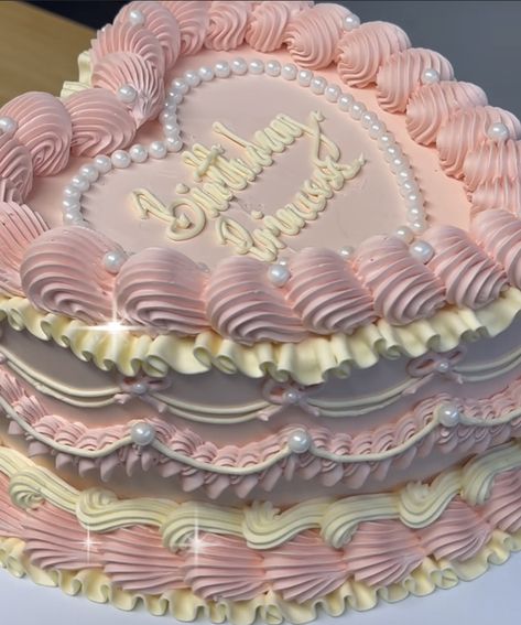 Trending Heart Cake, Heart Shaped Birthday Cake Aesthetic, Aesthetic 14th Birthday Cake, Taurus Szn Cake, Retro Cake Ideas, Heart Cakes Birthday, Birthday Cake Pink Girly, Pink Girly Cake, Pink And White Cake