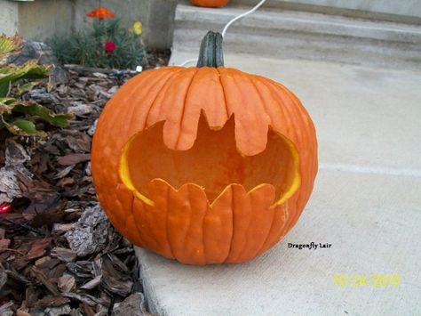 Bat-o-lantern | Batman jack-o-lantern Batman Jack O Lantern, Bat Jack O Lantern Ideas, Batman Pumpkin Carving Ideas, Pumpkin Carving Bat, Batman Pumpkin Carving, Halloween Soiree, Batman Pumpkin, Toshio Saeki, Pumkin Ideas