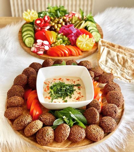 ᗩᖇᗩᗷIᑕ ᖴOOᗪ on Instagram: “Have A Beautiful Day!🌼 #falafel#ta3meya#yumm#vegetables#tahinisauce #pickles#falafelplatter#vegan#veganfood#veggies…” Falafel Board, Falafel Platter, Have A Beautiful Day, A Beautiful Day, Middle Eastern, Serving Dishes, Graduation Party, Party Food, Engagement Party