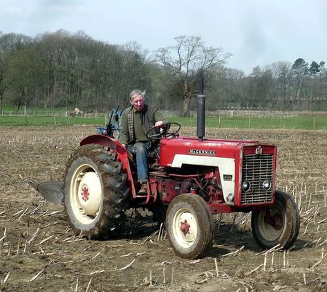 Here's an International 434 being used to plow a field. Source: Commons.wikimedia by Michael Spiller *1 Farmall Super C, International Harvester Tractors, International Tractors, Massey Ferguson Tractors, Old Tractor, New Tractor, Truck Mods, Classic Tractor, Tractor Pulling