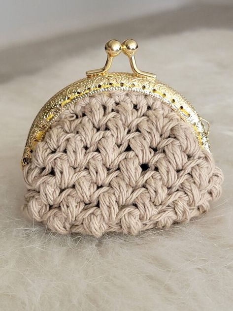 Crochet Clasp Purse Pattern Free, Crochet Clasp Purse, Crochet Coin Purse Pattern, Coin Purse Crochet, Bag Design Ideas, Coin Purse Crochet Pattern, Diy Handmade Bags, Purse Patterns Free, Crochet Mini Bag