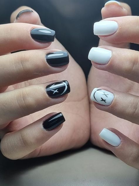 Нейтральные ногти Black Design Nails Square, Black Nails With White Design Simple, Gel Nails Ideas Black And White, Black And White Shirt Nails, Black And White Short Nails Ideas, Gel Nails Ideas Short Black, Short Nails Ideas Black And White, Casual Nails Short, White And Black Short Nails