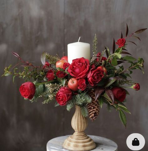 Christmas Candle Flower Arrangements, Christmas Flower Ideas, Christmas Centerpieces Wedding, Christmas Flower Centerpieces, Flower Arrangements Winter, Christmas Flowers Arrangements, Christmas Table Arrangements, Christmas Floral Centerpieces, Floral Christmas Decor