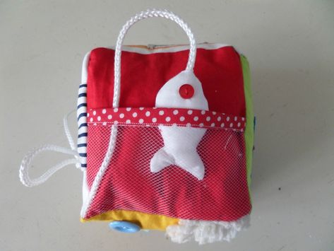 Cube d'éveil personnalisé.... - jeux de mains Activity Cube Baby, Baby Cubes, Baby Deco, Hand Games, Kids Rooms Diy, Felt Quiet Books, Baby Couture, Baby Fabric, Fabric Toys