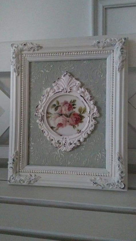 Shabby Chic Picture Frames Diy, Shabby Chic Pictures, Antique Picture Frame Ideas, Refurbished Picture Frames, Cottage Core Home Decor Living Room, Shabby Chic Wall Decor Ideas, Old Frames Ideas Wall Art, Shabby Chic Picture Frames, Shabby Chic Diy Projects