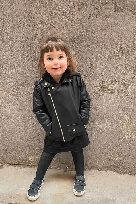 Chaqueta biker negra de polipiel para los bebés más rockeros. #biker