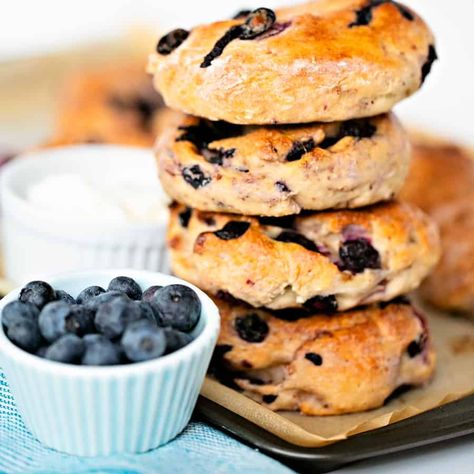 Easy Two Ingredient Blueberry Bagels - helloyummy Bagel Lunch Ideas, Bagel Recipe Ideas, Bagel Toppings Ideas, Blueberry Bagel Recipe, Easy Homemade Breakfast, Mini Pancake Muffins, Types Of Bagels, Blueberry Bagels, Corkboard Ideas