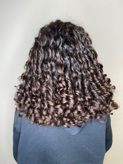 Curly Hair Inspo, Curly Hair Beauty, Natural Curly Hair Cuts, Brown Curly Hair, Curly Hair Videos, Curly Hair Photos, Beautiful Curly Hair, Haircuts For Curly Hair, Wavy Curly Hair