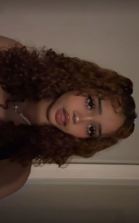 cute makeup for brown girls Makeup And Curly Hair, Pretty People Icons, Black Wet Hair Look, Black Bambi Beauty, Pretty Soft Makeup, Makeup Looks For Curly Hair, Y2k Makeup Natural, Black Ppl Makeup, Curly Hair Manifestation