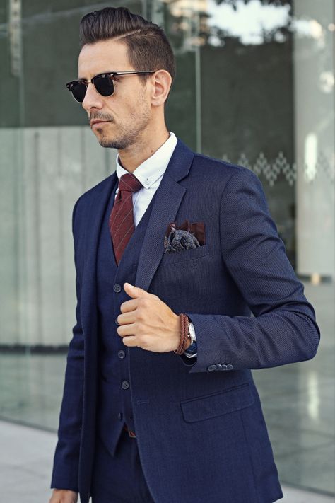 Mens fashion: 3 piece navy suit, burgundy tie, paisley pocket square, tan oxfords Fall Groomsmen, Man Tuxedo, Wedding Suits Men Blue, Blue Groomsmen Suits, Maroon Tie, Blue Groomsmen, Best Wedding Suits, Terno Slim, Wedding Tux