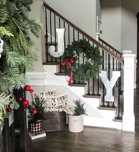 Christmas Staircase Decor, Christmas Staircase, Joy Sign, Staircase Decor, Christmas Decorations For The Home, Christmas Porch, Decoration Christmas, Christmas Deco, Ideas Christmas