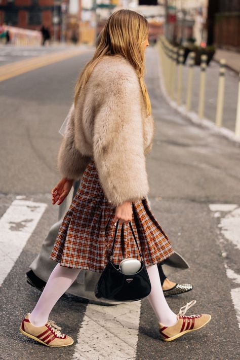 Winter Outfits London, Plaid Winter Coat, Stockholm Fashion Week, Top Street Style, New York Street Style, New York Fashion Week Street Style, Nyfw Street Style, Fashion Aesthetics, Street Style Trends