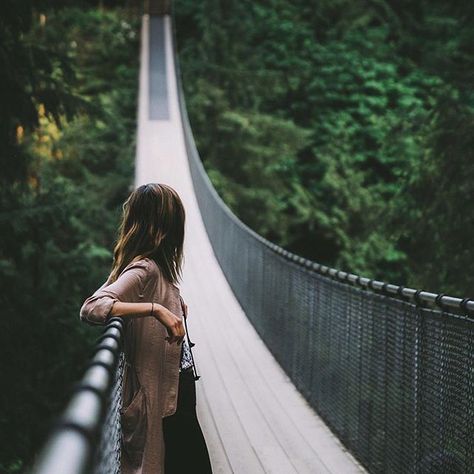 Capilano Suspension Bridge-BC Suspension Bridge Photoshoot, Poses On Bridge Photo Ideas, Bridge Photography Poses, Bridge Poses Photography, Bridge Photoshoot, Hiking Picture Ideas, Friends At Night, Hiking Pics, Night Lake