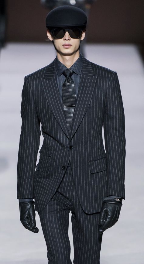 TOM FORD Fall 2018 Ready-To-Wear Look #18 Up Close Detail featuring Yang Hao / NEW YORK FASHION WEEK Stylish Men Wear, Black Tie Attire, Slim Fit Suit Men, Classy Suits, Tom Ford Suit, Hollywood Men, All Black Fashion, Mens Trendy Outfits, Men Stylish Dress