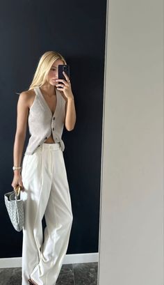 Spring Vest Outfits, White Trousers Outfit, Knit Waistcoat, Waistcoat Outfit, Mode Instagram, Stylish Work Attire, Populaire Outfits, Elegante Casual, Long Skirts For Women