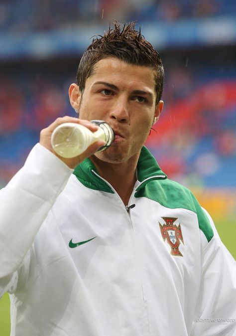 Ronaldo Portugal, Old Pics, Cristiano Ronaldo 7, كريستيانو رونالدو, Cristiano Ronaldo, Ronaldo, Naruto, Portugal, Soccer