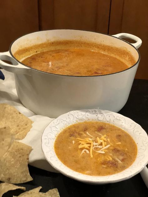 Cheesy Beef Enchilada Soup - Lynn's Kitchen Adventures Beef Enchilada Soup, Enchiladas Soup, Soup Gourmet, Easy Tortilla Soup Recipe, Enchilada Soup Recipe, Ground Beef Enchiladas, Beef Enchilada, Cheap Clean Eating, Recipe For Dinner