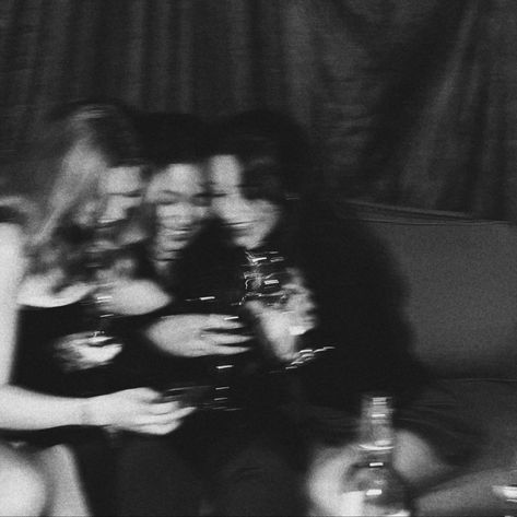 Blurry Wine Glass Aesthetic, Blurry New Years Aesthetic, Nye Group Photo, Birthday Blurry Aesthetic, Nye Inspo Pics, Night Out Flash Photos, Girls Night Astetic, Blury Pics Aesthetic Night Friends, Girls Night Asthetics