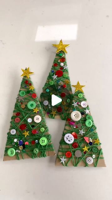 Amy Powell - Learning&ExploringThroughPlay on Instagram: "Wool Christmas Tree Craft for Kids. A simple craft that’s great to work the motor skills. As the children wrap the wool around their tree templates they’ll see them start to turn green as the wool crisscrosses. 

So effective, easy and cheap to do! Have fun all! 

💚 SAVE to remember to give it a go. 💚

#learningthroughplay #playbasedlearning #earlylearning #sensoryplay #invitationtoplay #playmatters #preschool #play #kidsactivities #earlyyears #montessori #homeschool #toddleractivities #earlychildhoodeducation #eyfs #learningathome #montessoriathome #kids #education #playathome #finemotorskills #homeschooling #playideas #preschoolactivities #learningisfun #openendedplay #letthembelittle #playislearning #ourplay2day" Year 6 Christmas Craft, Year 3 Christmas Craft, Christmas Ks1 Activities, Christmas Craft Ks1, Christmas Crafts For 5 Year, Ks1 Christmas Crafts, Early Years Christmas Activities, Xmas Tree Craft, Christmas Nursery Crafts