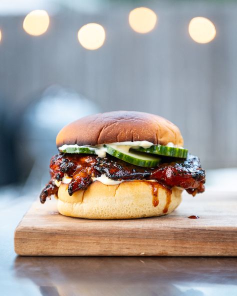 A little sweet. A little spicy. The chicken is saucy. This Korean BBQ grilled chicken sandwich is everything you need it to be. Korean Pork Sandwich, Korean Bbq Chicken Sandwich, Korean Chicken Sandwich Recipes, Korean Bbq Sandwich, Korean Chicken Wraps, Healthy Spicy Chicken Sandwich, Grilled Chicken Sandwich Ideas, Korean Chicken Sandwich, Grill Chicken Sandwich