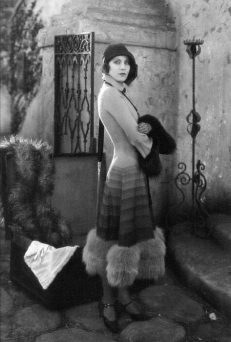 Greta Garbo style Radium Girls, Style Année 20, Istoria Modei, 1920s Women, Mode Retro, Glamour Vintage, Mae West, Gene Kelly, Greta Garbo