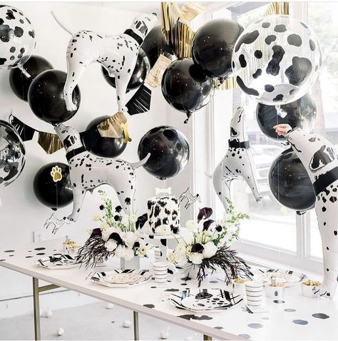 101 Dalmations Party, Puppy Themed Party, Cruella Movie, Puppy Party Decorations, Dalmatian Halloween, Dalmatian Party, Balloon Displays, Birthday Tree, Peanuts Party