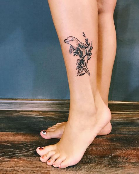 Los tatuajes de delfines tienen mucho simbolismo. Inspirate con las mejores imágenes de Delfines para meter tinta en tu cuerpo. Unos animales maravillosos....  #delfines #tattooart #tatuajes #tatuajesamigas #tattoos #tattoosforwomen #ink #inspiration Flower Dolphin Tattoo, Dolphin With Flowers Tattoo, Dolfin Tattoo Ideas, Dolphin Tattoos For Women, Dolphin Tattoo For Women, Dolphin Tattoos, Dolphin Tattoo, Dolphins Tattoo, Horoscope Tattoos