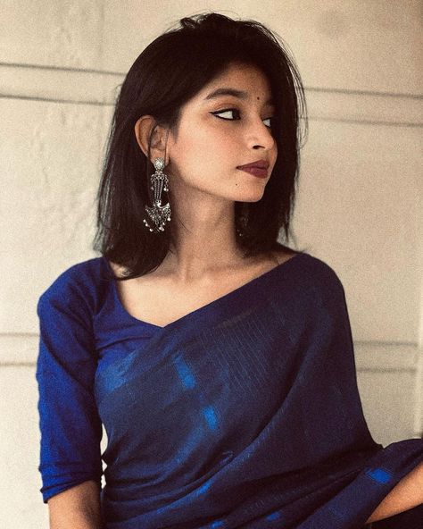 Blue Saree Outfit Ideas, Short Hair Girl In Saree, Saree Picture Ideas, Simple Saree Poses At Home, Short Hair Saree Look, Saree With Short Hair, Back Facing Poses, Blue Saree Look, Saree Photo Ideas