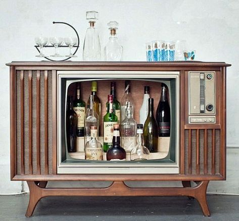 Don't Know What to Do With Your Old TV? Liquor Cabinet @Natalie Johnson Should've kept the one from GA Bar Mini, Bar In Casa, Diy Home Bar, Mini Bars, Cabinet Style, Shower Centerpieces, Home Bar Decor, Vintage Tv, Liquor Bottles