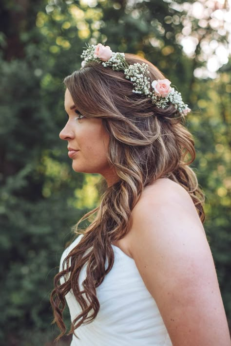 Fresh Bridal Crown..Halo of fresh babies breath and soft majolika pink spray roses..Flowers by Tammy 423-636-1000 Greeneville, TN @ Allandale Mansion Pink Flower Crown Wedding, Bridal Hair Fresh Flowers, Fresh Flower Crown Wedding, Beach Wedding Hairstyles For Long Hair The Bride Flower Crowns, Flower Crown Hairstyle Half Up, Bridal Hair Flower Crown, Wedding Flowers Baby Breath, Baby Breath And Roses, Wedding Flowers Maroon