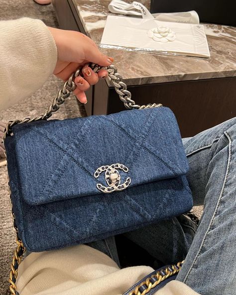 No.1 Chanel Lover on Instagram: “💙𝕁𝕖𝕒𝕟 𝟙𝟡 𝕝𝕠𝕧𝕖 ♡︎ 𝚜𝚘 𝚖𝚞𝚌𝚑 𝚐𝚘𝚛𝚐𝚎𝚘𝚞𝚜 𝚒𝚗 𝚜𝚒𝚕𝚟𝚎𝚛𝚢 𝚍𝚎𝚝𝚊𝚒𝚕𝚜 💙 ♡︎ ❣︎ ❣︎ ❣︎ ❣︎ ❣︎ ❣︎ ❣︎ ❣︎ ❣︎ ❣︎ #chanel19 #chanel19thailand #chanel19bag…” Chanel Denim Bag, Chanel Denim, Chanel Lover, Bag Chanel, Denim Bag, Fall Looks, Gucci Dionysus, Old Money, Chanel Bag